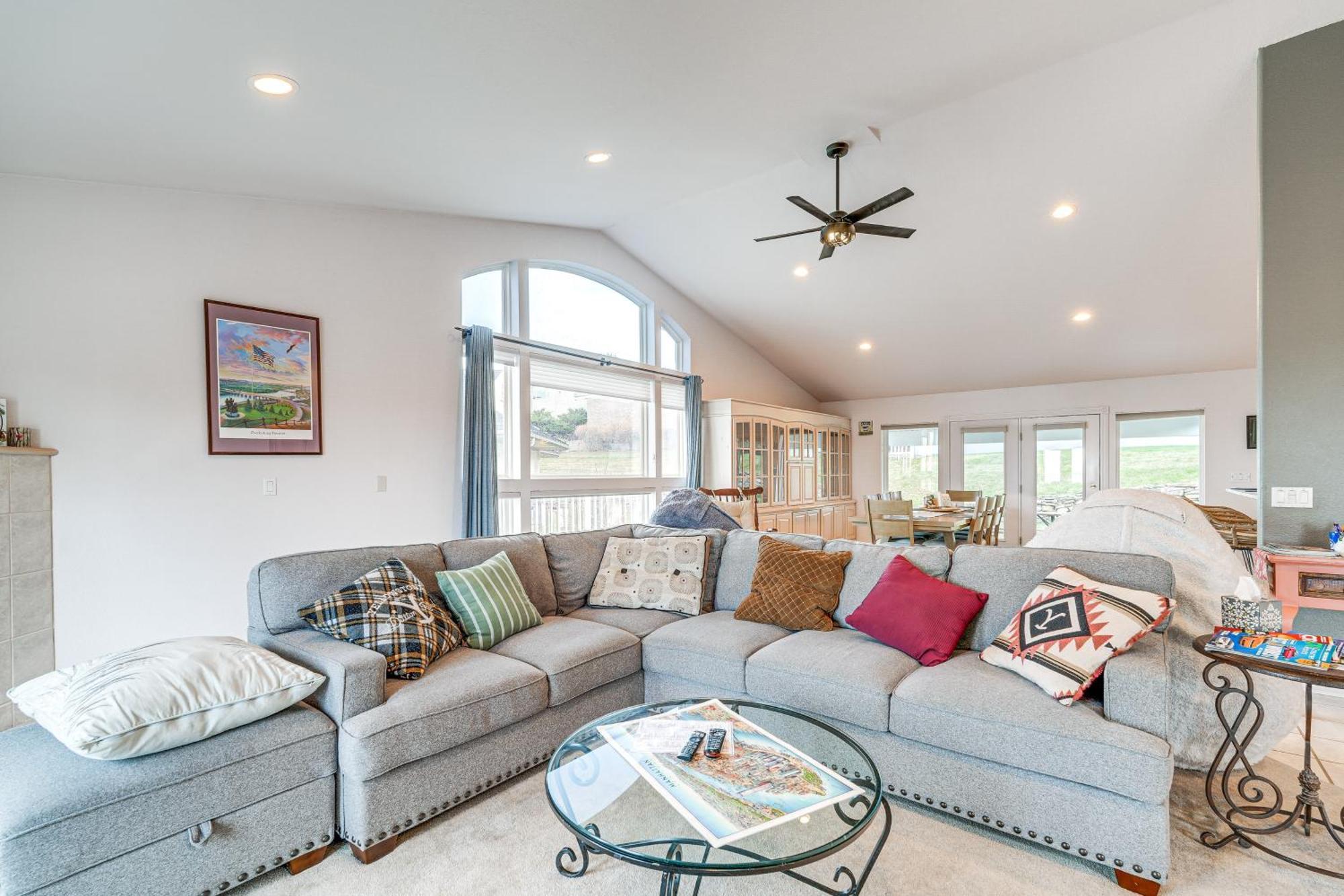 Inviting Great Falls Home With Wraparound Deck! Exteriör bild